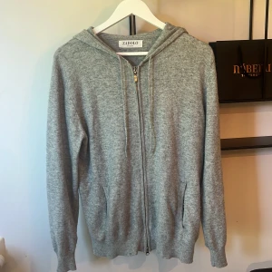 Zadolo merinoull hoodie  - Lite nopprig annars är den i mycket bra skick! Storlek M men tycker den passar mer som S/M 😊
