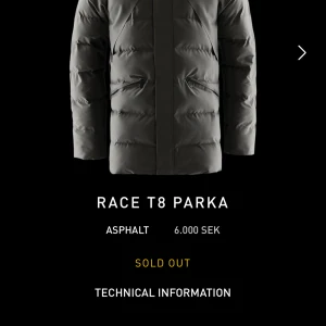 Grå Race T8 Parka från SAIL Racing - Race T8 Parka från SAIL Racing i asfaltgrå färg. Jackan är dunfodrad, har en hög krage, dragkedja och flera smarta fickor med dragkedja. Snyggt minimalistisk design med diskret logga på bröstet och ärmen. Perfekt för kalla vinterdagar. Nypris 6000kr. Pris kan diskuteras vid snabb affär