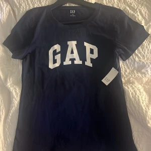 Mörkblå GAP t-shirt med tryck - Snygg mörkblå t-shirt från GAP, oanvänd, skön 