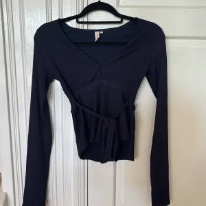 Blus med knyte - Säljer denna från Nelly, marinblå blus med knyte 🌸