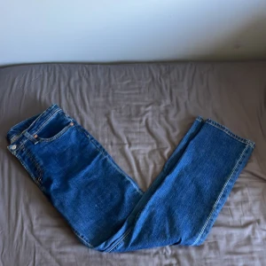 Levi's 501 blå jeans straight fit - Klassiska Levi's 501 jeans i blå denim med raka ben och normal passform. (Pris kan diskuteras vid snabb affär)