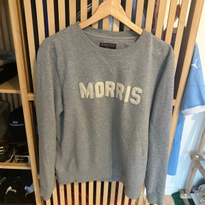 Morris Grå Sweatshirt, Storlek small - Grå sweatshirt från Morris  med texten "MORRIS" tryckt på framsidan. Tröjan har en rund halsringning och långa ärmar. Jättefint skick! 