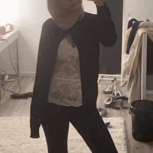 Svart kofta från Basic You, S - En svart, tunn och klassisk kofta från Basic You i storlek S. Koftan har rund hals, långa ärmar och knäppning framtill med små svarta knappar. Perfekt att slänga över en topp eller linne för en enkel och clean look.