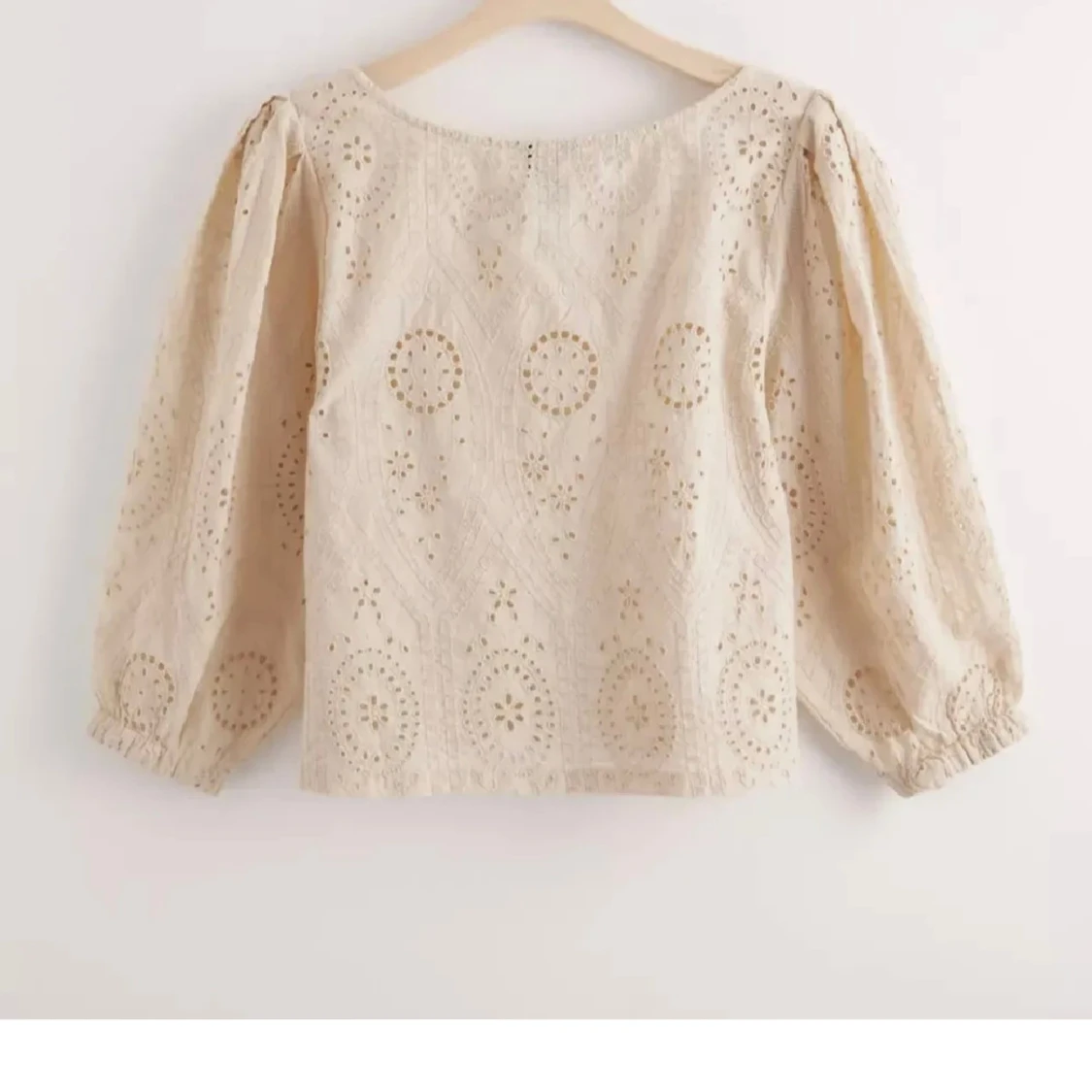 Beige broderad blus från Lindex - 1