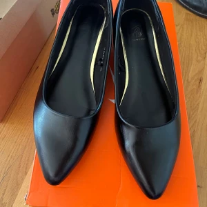 Svarta pumps med låg klack, stl 41 - Klassiska svarta pumps i storlek 41. Använt ett fåtal gånger och säljer för de är något för små för mig. Normal i storleken.   Perfekt för jobb, finmiddag eller som extra snygga vardagskor! 