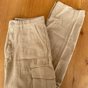 Beiga cargopants från Pull&Bear - Beiga cargobyxor får Pull&Bear.   Rensar ur min garderob från en hel del oanvända kläder🌼 Om du ser något mer i min profil som du gillar så skickar jag med det till dig också!😊 Fler kläder kommer! 