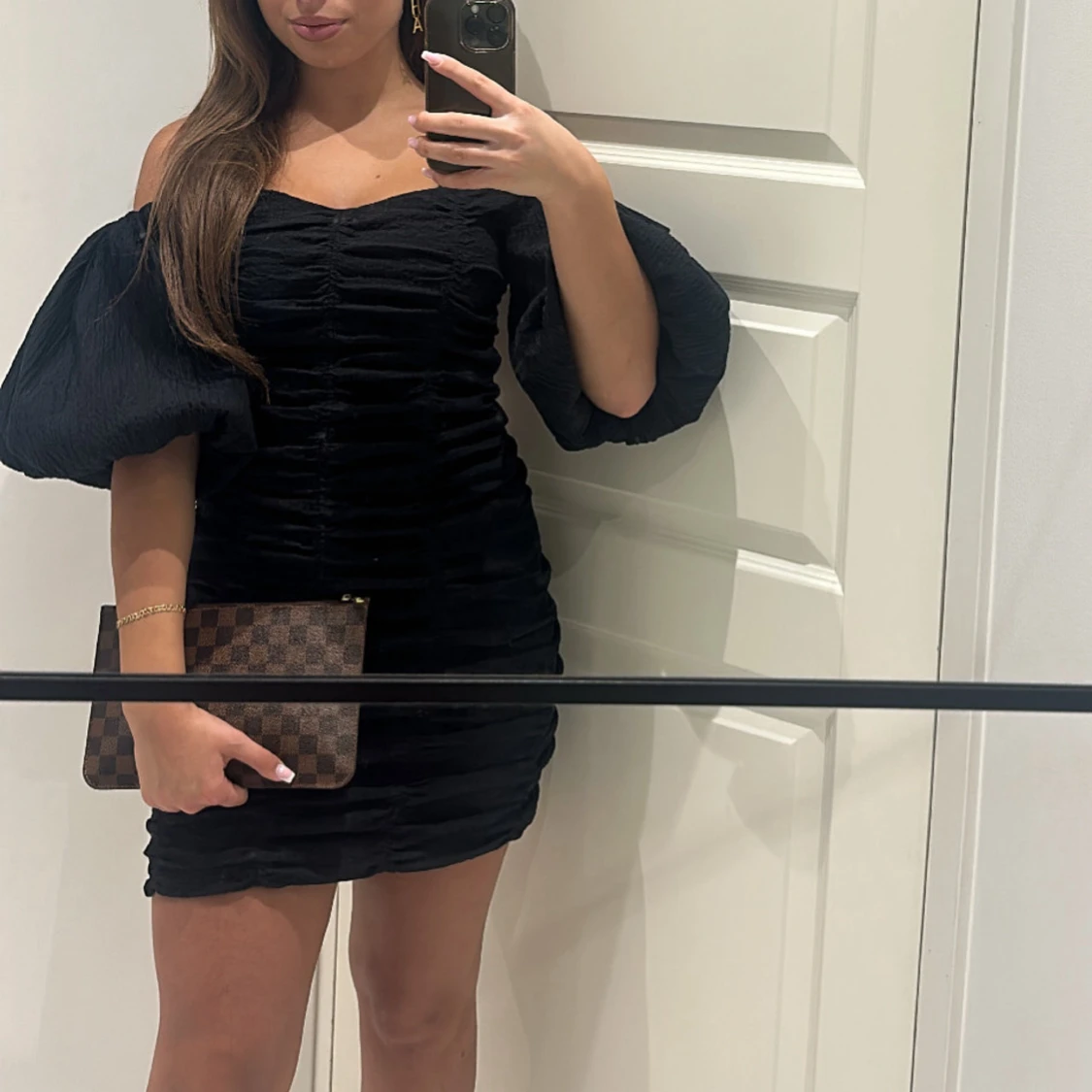 Svart kort klänning med puffärmar - 1