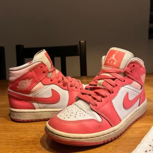 Nike Air Jordan 1 Mid 'Strawberries and Cream' - Nike Air Jordan 1 Mid sneakers i en snygg rosa och vit färgkombination. Använda men ej skadade någonstans, kan tvättas om det önskas, lite större i storleken så skulle säga mer 36,5. Säljer då jag inte använt dom på något år. Väldigt sköna och snygga! Priset är diskuterbart.