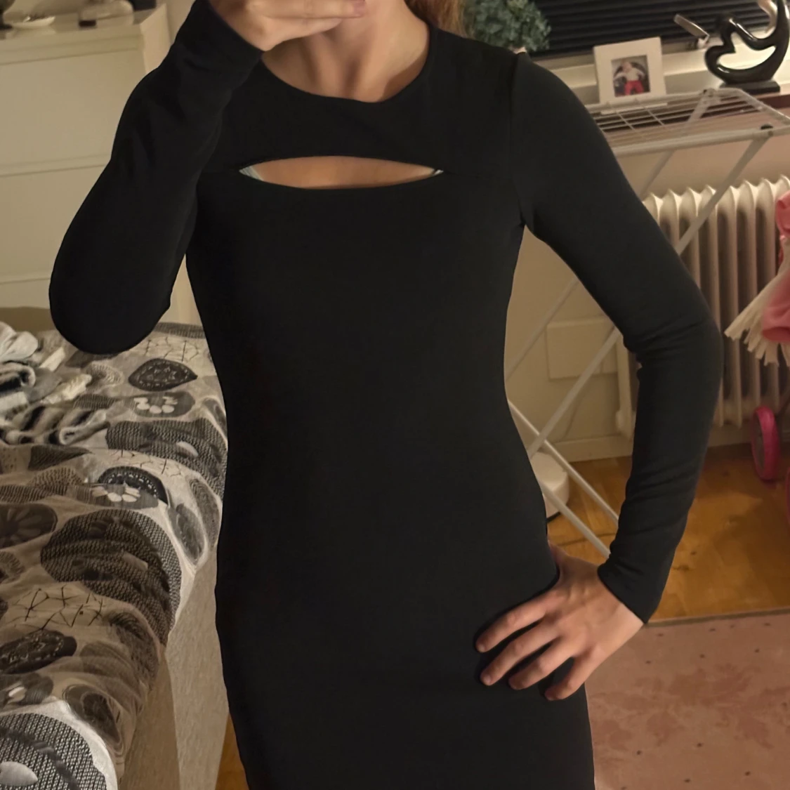 Svart långärmad klänning med cut out