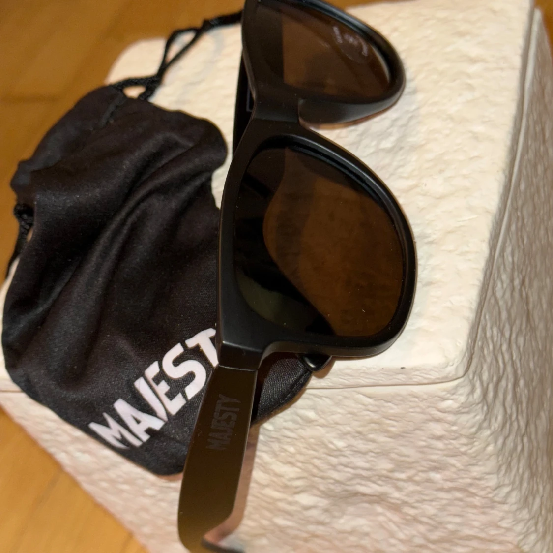 Svarta solglasögon från Majesty