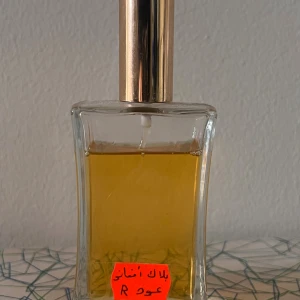 Black afghano oud 100ml flaska  - Köpt från en butik i Dubai som blandar sina egna parfymer med ungefär 45% olja. De är black afghani oud passar väldigt bra till fester osv när man vill synas extra mycket. Som ni ser så är den nästan oanvänd. Köpt för 2700kr 
