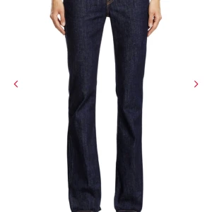 Mörkblå bootcut jeans från Diesel - Snygga mörkblå jeans från Diesel med klassisk bootcut-passform. 