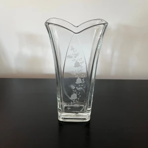 Glasvas - Glasvas i fint skick! Höjd: 23cm.