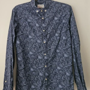 Skjorta Knowledge cotton apparel - I bra skick använd ett fåtal gånger, säljes då jag lagt på mig och den inte passar längre. Hel och ren, lär behöva en strykning.  (Katt finns i hemmet)  Köp alla skjortor=Billig bundle