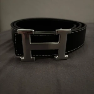 Hermes bälte  - Helt nytt silver H svart skin. Har aldrig används. 110cm Finns även med guld H
