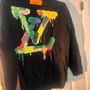 Svart tröja med tryck  - Riktig fin tröja, jätte skön. Använd max 5 gånger. Bildenr lite missvisande eftersom tröjan behöver strykas och den kommer se ut som ny. Tror den passar även XL