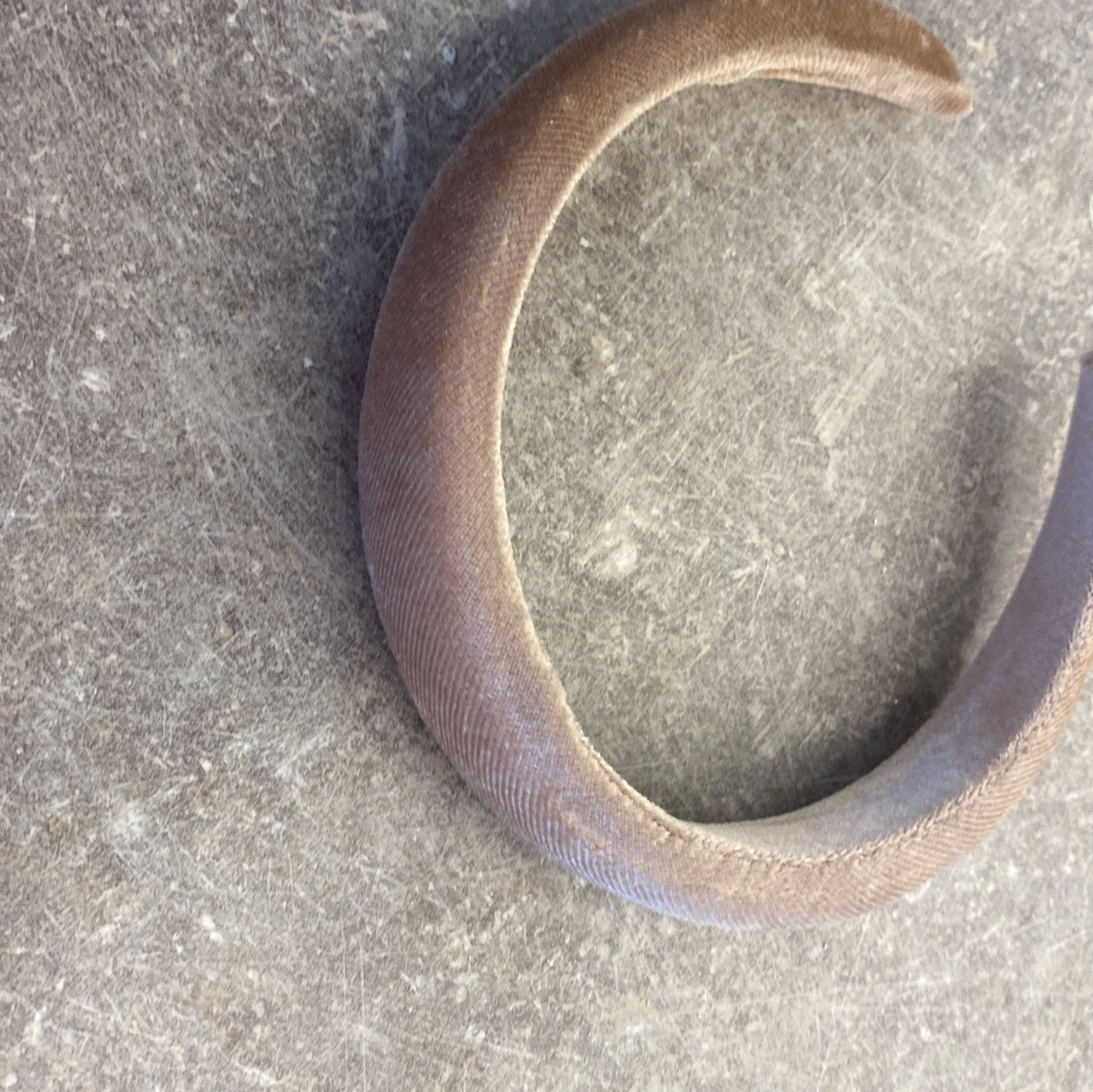 Beige vadderat diadem i sammet - 2