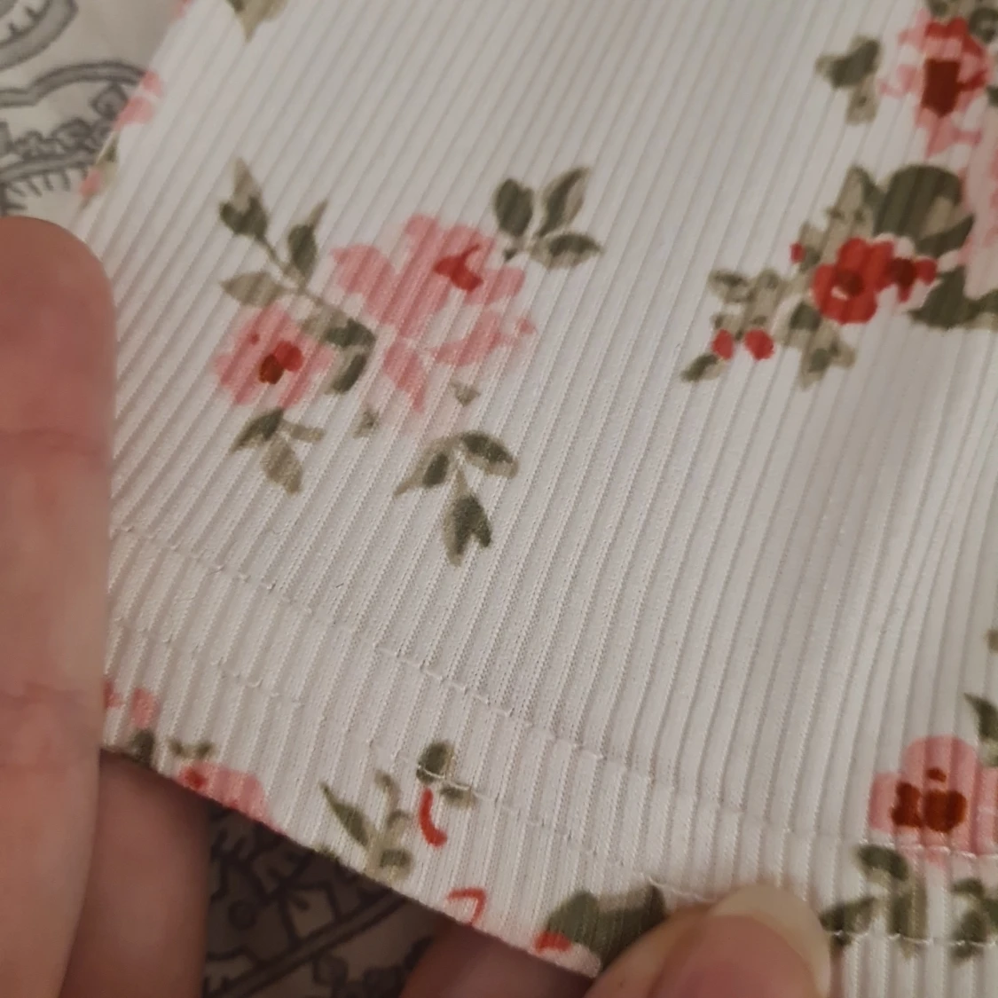 Vit blommig croppad långärmad topp - 3