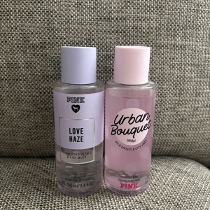 PINK Love Haze & Urban Bouquet mist - Två fräscha body mists från PINK: Love Haze med regnvåta blomblad och luftig mysk, samt Urban Bouquet med vilda prästkragar och city vibes. Båda i genomskinliga plastflaskor, en med lila och en med rosa detaljer. Volym 250 ml per flaska.