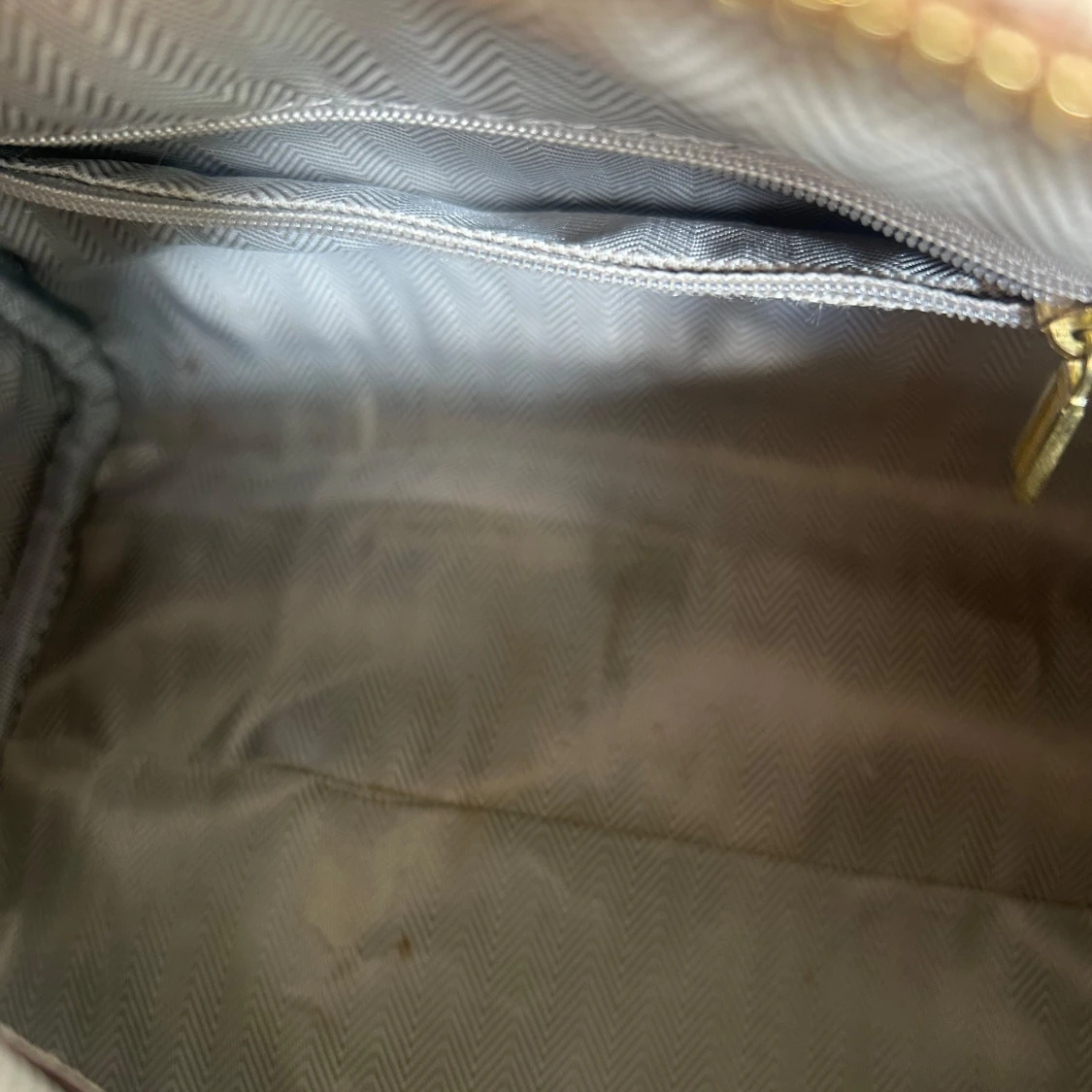 Rutig handväska med bruna detaljer - 2