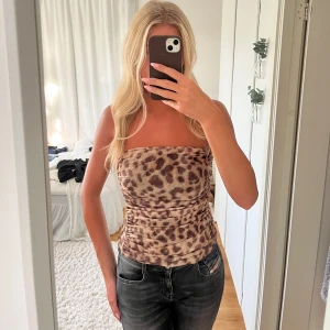 Leopard topp  - Säljer denna supersnygga leopard toppen från Zara i storlek S🌟 Scarfen är avklippt så sitter därför endast som en bandautopp men annars i toppskick! Skriv vid funderingar🙌🏻