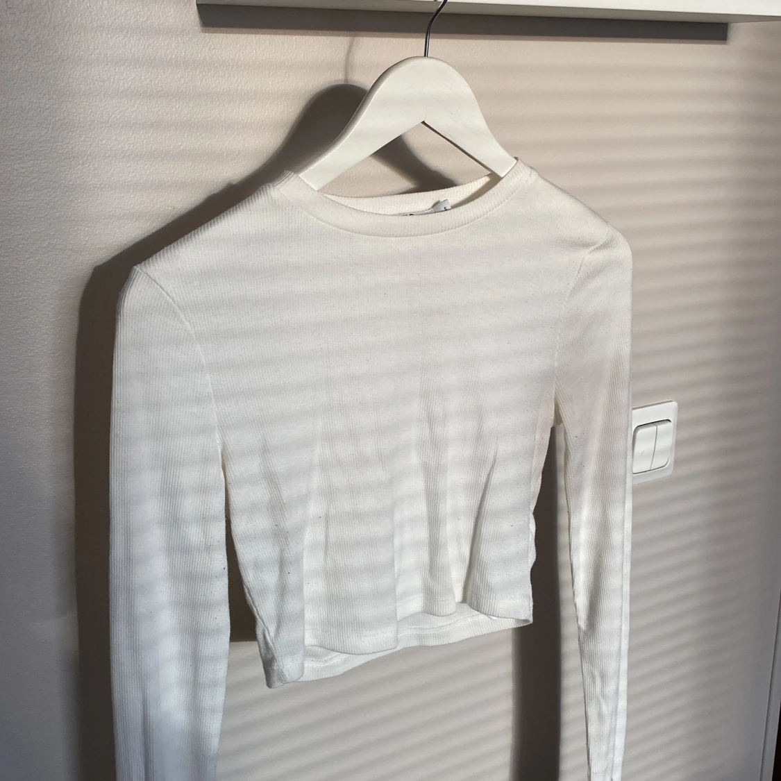 Vit croppad långärmad topp - NA-KD - 2