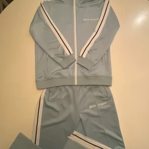 Palm angels dress ljusblå - Utmärkt skick inga tecken på användning! Säljer då den legat i min garderob ett långt tag och ej kommer till användning. 