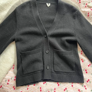 Kofta från arket  - Super snygg kofta från arket🖤