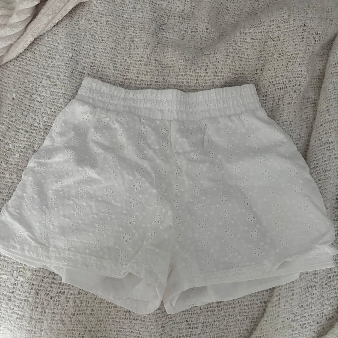 Vita broderade bomullsshorts - 1