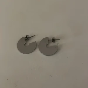 Edblad örhängen  - Har använt dessa en gång då jag inte gillade de på mig, kan vara jättefina på dig! Ungefär 1,5cm.