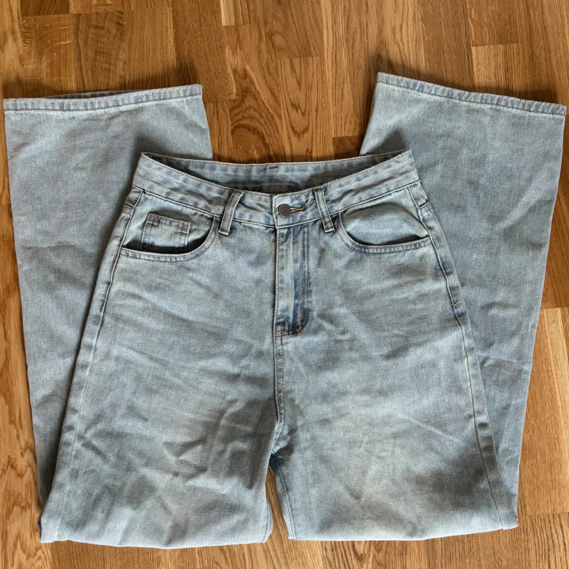 Ljusblåa jeans med rosa rosetter - 2