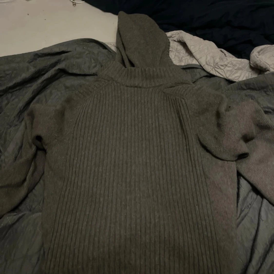 Grå ribbad hoodie från Massimo Dutti - 2