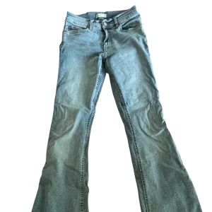 Blå bootcut jeans från Ginatricot - Snygga ljusblå bootcut jeans från Ginatricot i klassisk denim. Jeansen har fem fickor, normal passform och utsvängda ben. Perfekta för dig som gillar en retroinspirerad look med lite extra attityd. Materialet är mjukt och följsamt jeans.