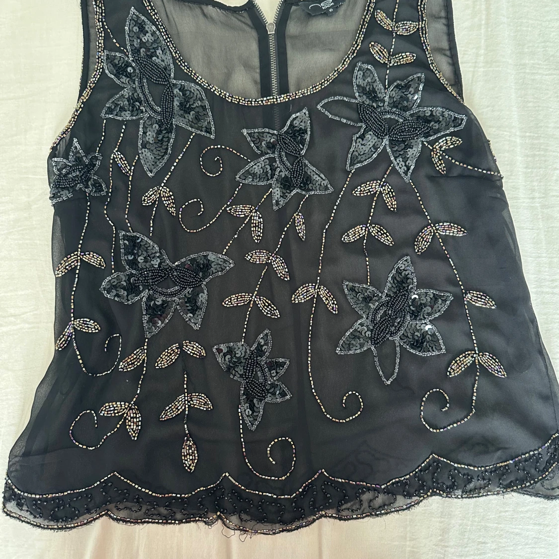 Svart blommig pärlbroderad linnetopp - 1