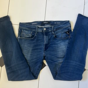 Blå Replay Anbass jeans skinny fit - Snygga blåa replay hyper flex jeans med lätta slitningar fram och bak