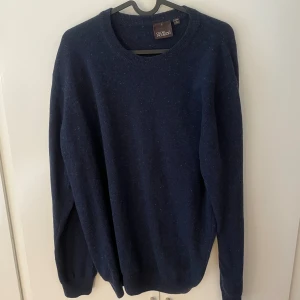Mörkblå ulltröja från Oscar Jacobson - Säljer en mörkblå stickad tröja från Oscar Jacobson i storlek L. Tröjan är tillverkad i ull och har en klassisk rund halsringning samt långa ärmar. Perfekt för dig som gillar stilrena och tidlösa plagg med en snygg marin vibe. ✅               Nypris: 1599kr        Mitt pris: 799kr💸                          Vid frågor, hör av er!!!🤔✅