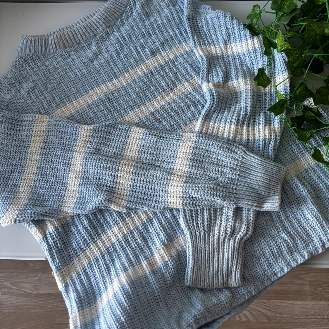 Ljusblå randig stickad tröja från Lager157