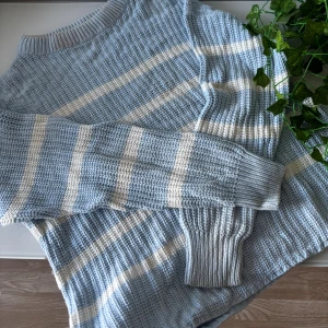 Ljusblå randig stickad tröja från Lager157 - Supermysig ljusblå stickad tröja från 157 med vita ränder. Tröjan har en relaxed fit, bred ribbad mudd vid ärmslut och halsringning samt lång ärm. Perfekt för lager-på-lager och chill dagar. Tyvärr fått lite smink fläckar vid halsen men det går kanske bort i tvätten, se bild.  Katt finns i hemmet 🌸