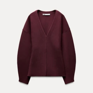 Vinröd zaratröja - Vinröd figursydd cardigan från Zara. Använd enstaka gång, inga defekter.