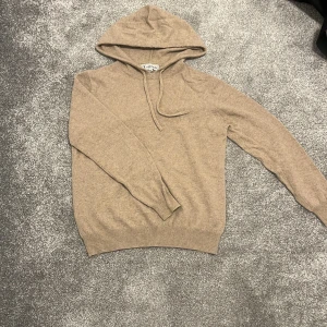 Beige kashmirhoodie från Studios - beige hoodie från Studios i mjuk kashmir