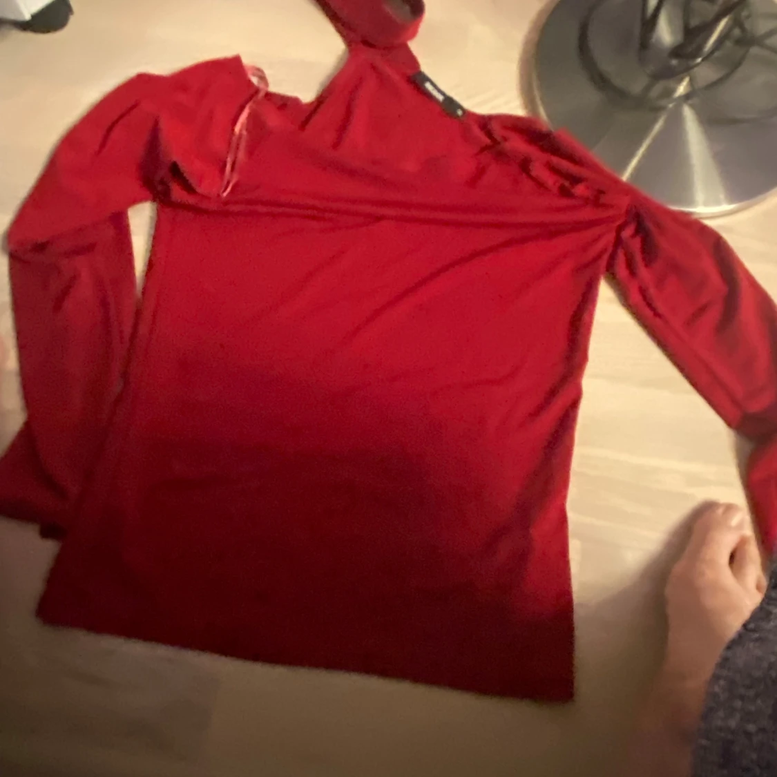 Röd oneshoulder långärmad topp BikBok - 1