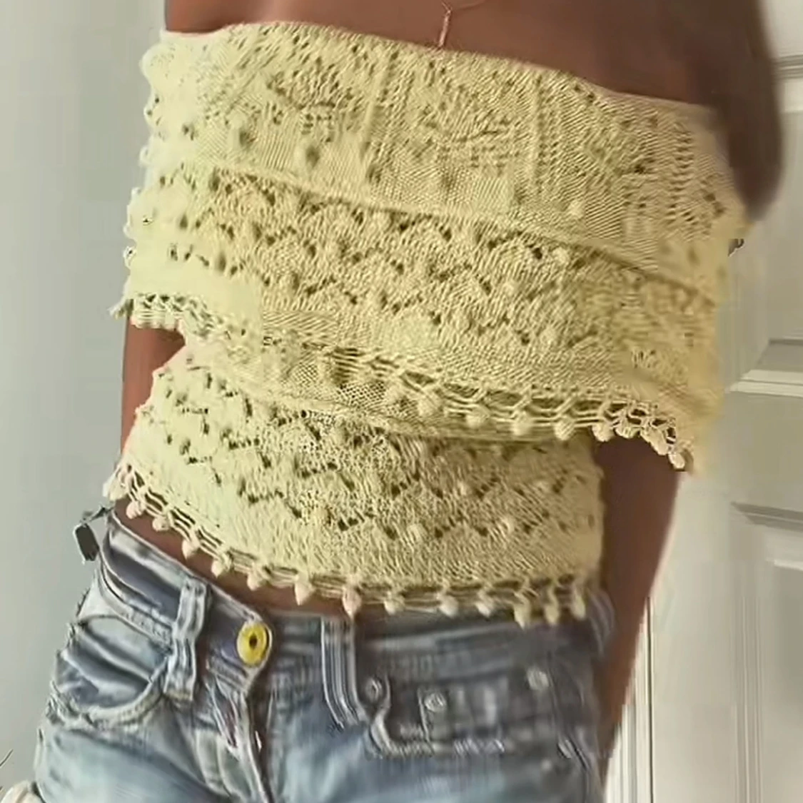 Ljusgul offshoulder stickad topp