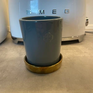 Kruka  - Kruka med krukfat från SVENSKT TENN. Är en modell som ej finns längre. Nypris 480kr. Köparen står för frakten. Pris kan diskuteras vid snabb affär.