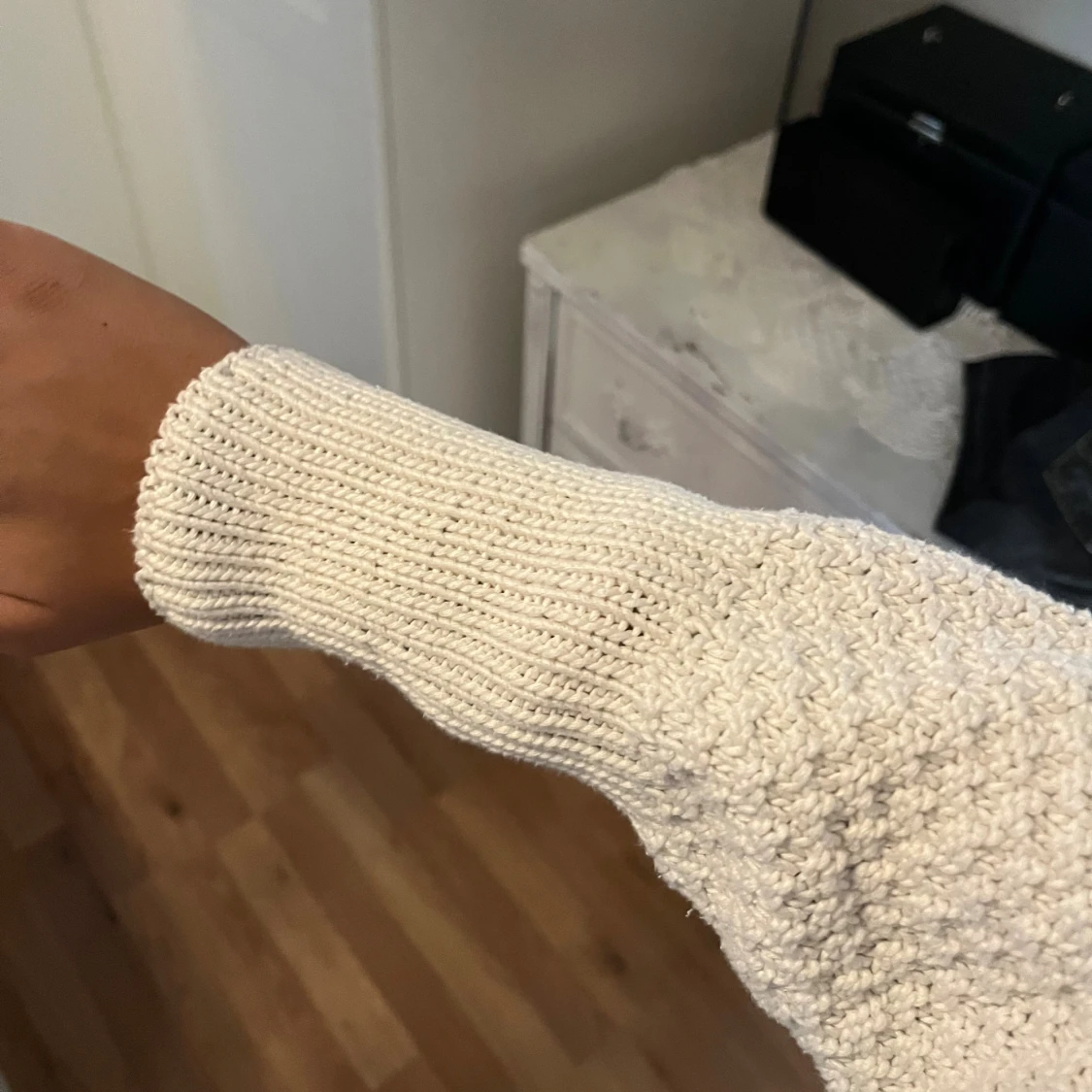 Vit stickad tröja med v-ringning - 2