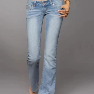 Ljusblå bootcut jeans från G. RICE - Snygga ljusblå jeans från G RICE med klassisk bootcut-passform. Jeansen är low waist och har aldrig använts. Storlek S, regular. 