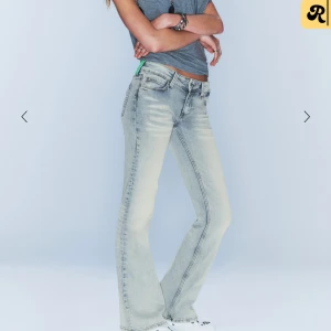 Cheap Monday jeans - Super snygga cheap monday jeans i modellen booty bei low waist skinny bootcut jeans, helt nya, säljer då dem var för små för mig💖 Kan även tänka mig byta mot ett par i W25/L32!! Färgen är ljusblå!