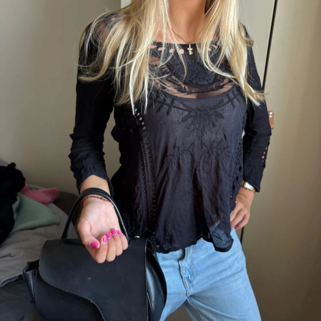 Svart blus med spetsdetaljer från hunkydory  - 1