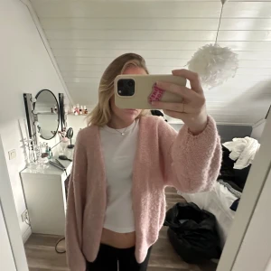 Ljusrosa stickad kofta  - Supermjuk och fluffig ljusrosa stickad kofta. Den har blivit rätt så nopprig på hela koftan men fortfarande mysig och fin💞🤩