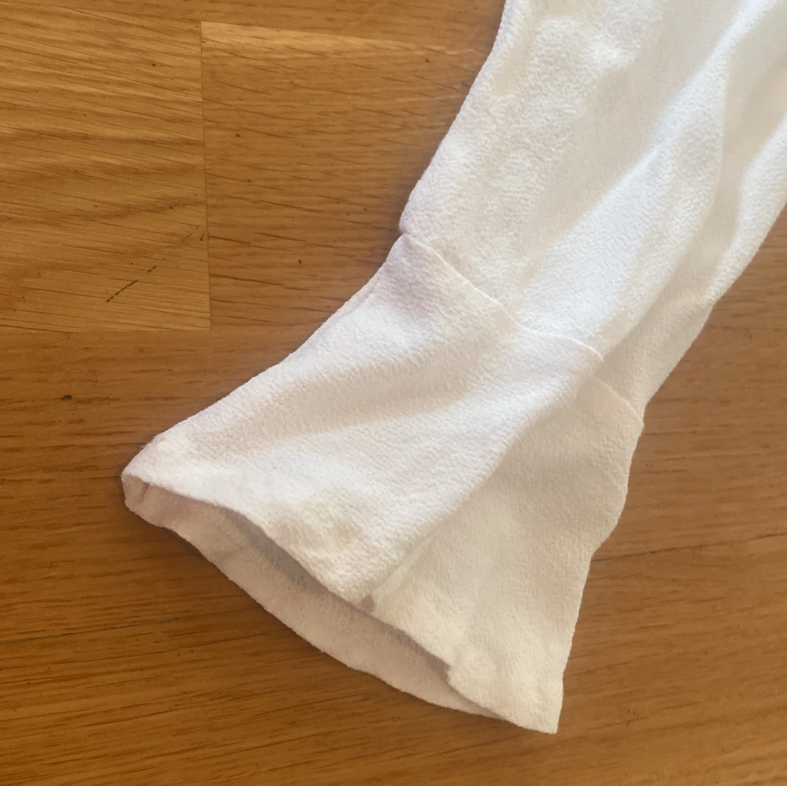 Vit långärmad blus med volang - 3