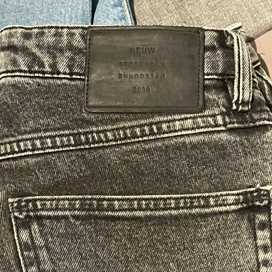 Svarta Ray Straight jeans från Neuw - 2